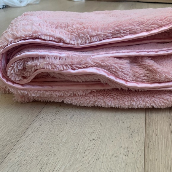 BIG PLUSH PINK BLANKET - Picture 3 of 3